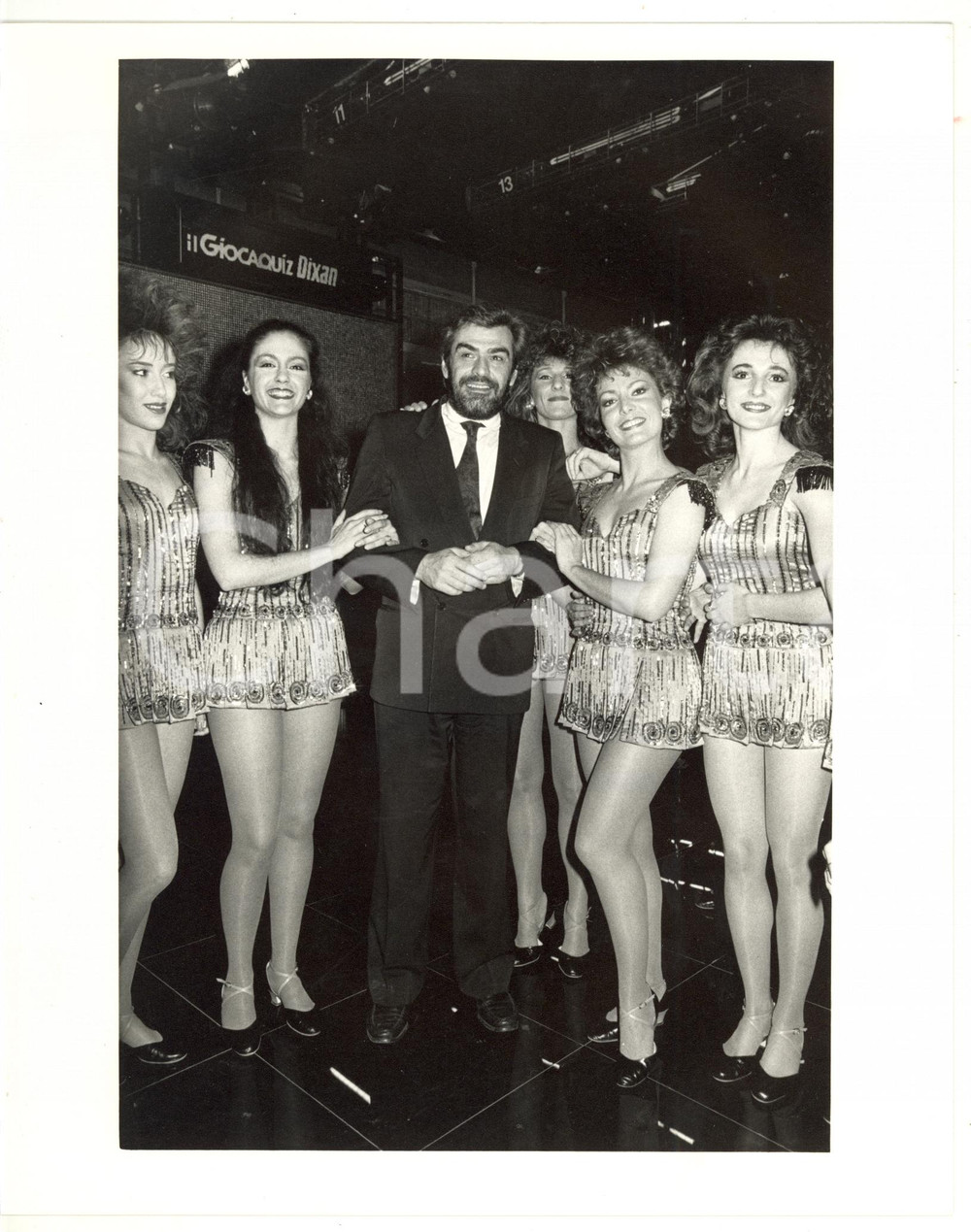 1990 ca RAI UNO - GIOCAQUIZ DIXAN Giovanni GORIA tra le vallette (2) Foto 20x25 Fotografia di agenzia. CONDIZIONI: GFORMATO: 20x25 cm  originale e autentica 1