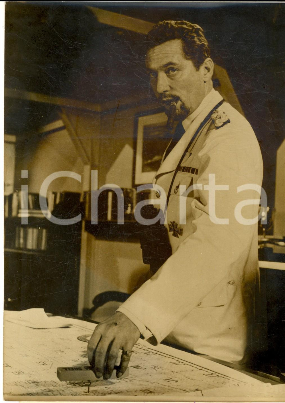 1956 CINEMA "The Battle of the River Plate" Peter FINCH as Captain Langsdorff  Fotografia d'epoca con didascalia coeva. CONDIZIONI: POOR (vasto alone)FORMATO: 13x18 cm   originale e autentica 1