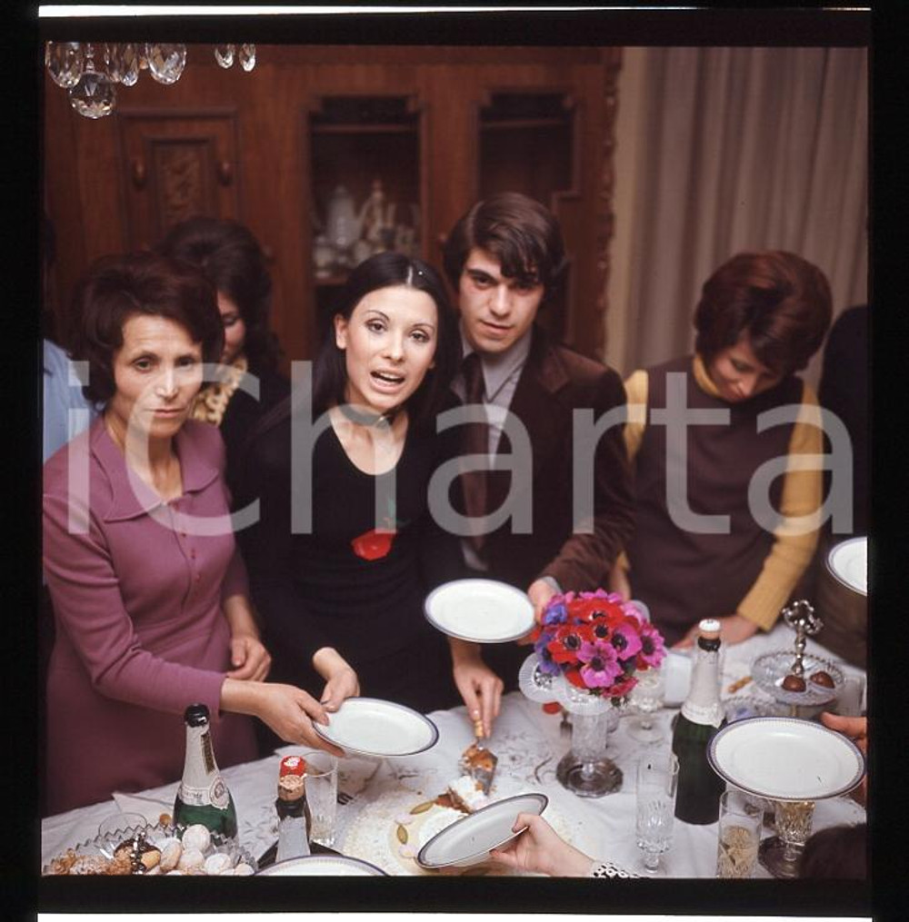 6X6cm NEGATIVO ORIGINALE * 1970ca COSTUME Rosanna FRATELLO Pino CAPPELLANO 1   Negativo originale a colori, in formato cm 6 x 6 CONDIZIONI: VERY GOOD ICharta mette in vendita, sul negozio eBay e in esclusiva sul sito "icharta" il proprio archivio composto da numerose diapositive e negativi fotografici d'epoca, tutti originali e autentici, che attraversano la storia del costume italiano tra gli la fine degli anni Sessanta e Novanta.Si tratta di uno sguardo inedito sull'attualit&agrave;, la politica, la vita quotidiana, il gossip e la cultura, che fotografa il cambiamento della nazione in quest'ultimo scorcio del XX secolo. Un'occasione unica per il mercato del collezionismo, che vede finalmente disponibile un archivio eccezionale per vastit&agrave;, tematiche e condizioni, in un settore (il negativo fotografico e la diapositiva) di assoluta novit&agrave; e dalle interessanti prospettive di investimento.  originale e autentica 1