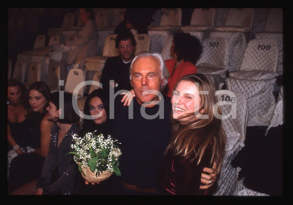 Giorgio ARMANI Maria Grazia CUCINOTTA Ornella MUTI 1995 * 35 mm vintage slide 2 Diapositiva d'epoca, in formato 35 mm.CONDIZIONI: GOODE' severamente vietata la riproduzione. Tutti i diritti sono riservati.Nella diapositiva ICharta mette in vendita, sul negozio eBay e in esclusiva sul sito "icharta" il proprio archivio composto da numerose diapositive e negativi fotografici d'epoca, tutti originali e autentici, che attraversano la storia del costume italiano tra gli la fine degli anni Sessanta e Novanta.Si tratta di uno sguardo inedito sull'attualit&agrave;, la politica, la vita quotidiana, il gossip e la cultura, che fotografa il cambiamento della nazione in quest'ultimo scorcio del XX secolo. Un'occasione unica per il mercato del collezionismo, che vede finalmente disponibile un archivio eccezionale per vastit&agrave;, tematiche e condizioni, in un settore (il negativo fotografico e la diapositiva) di assoluta novit&agrave; e dalle interessanti prospettive di investimento.  CONDIZIONI:GOOD/buono originale e autentica 1