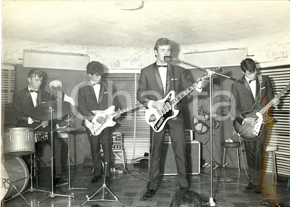 Fotografia d epoca originale 1965 ca PARIS Esibizione band STRANGERS con Alan SELBY voce  Foto 2 1