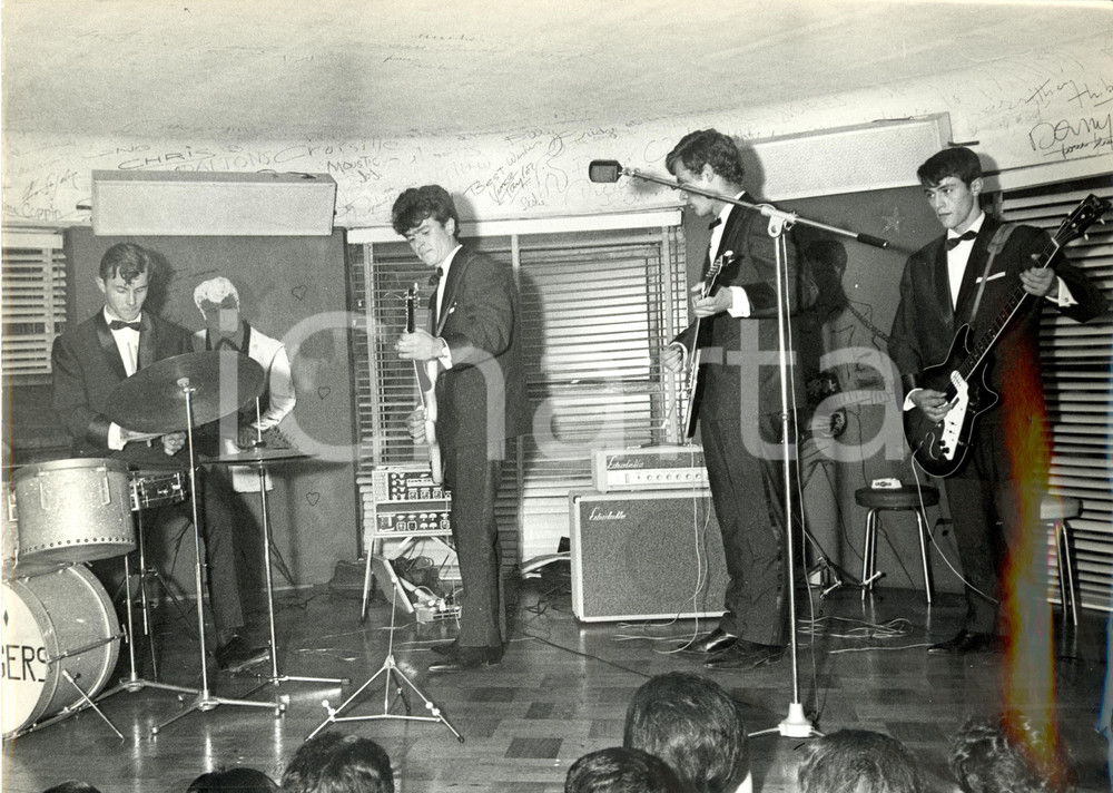 Fotografia d epoca originale 1965 ca PARIS Esibizione band STRANGERS con Alan SELBY voce  Foto 3 1