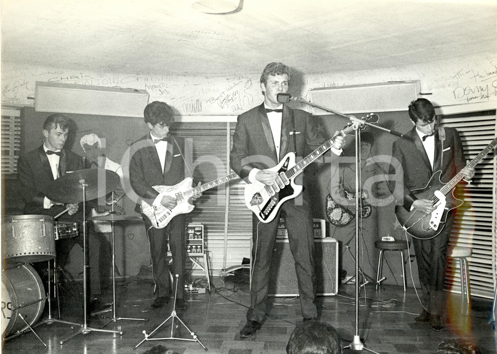 Fotografia d epoca originale 1965 ca PARIS Esibizione band STRANGERS con Alan SELBY voce  Foto 4 1