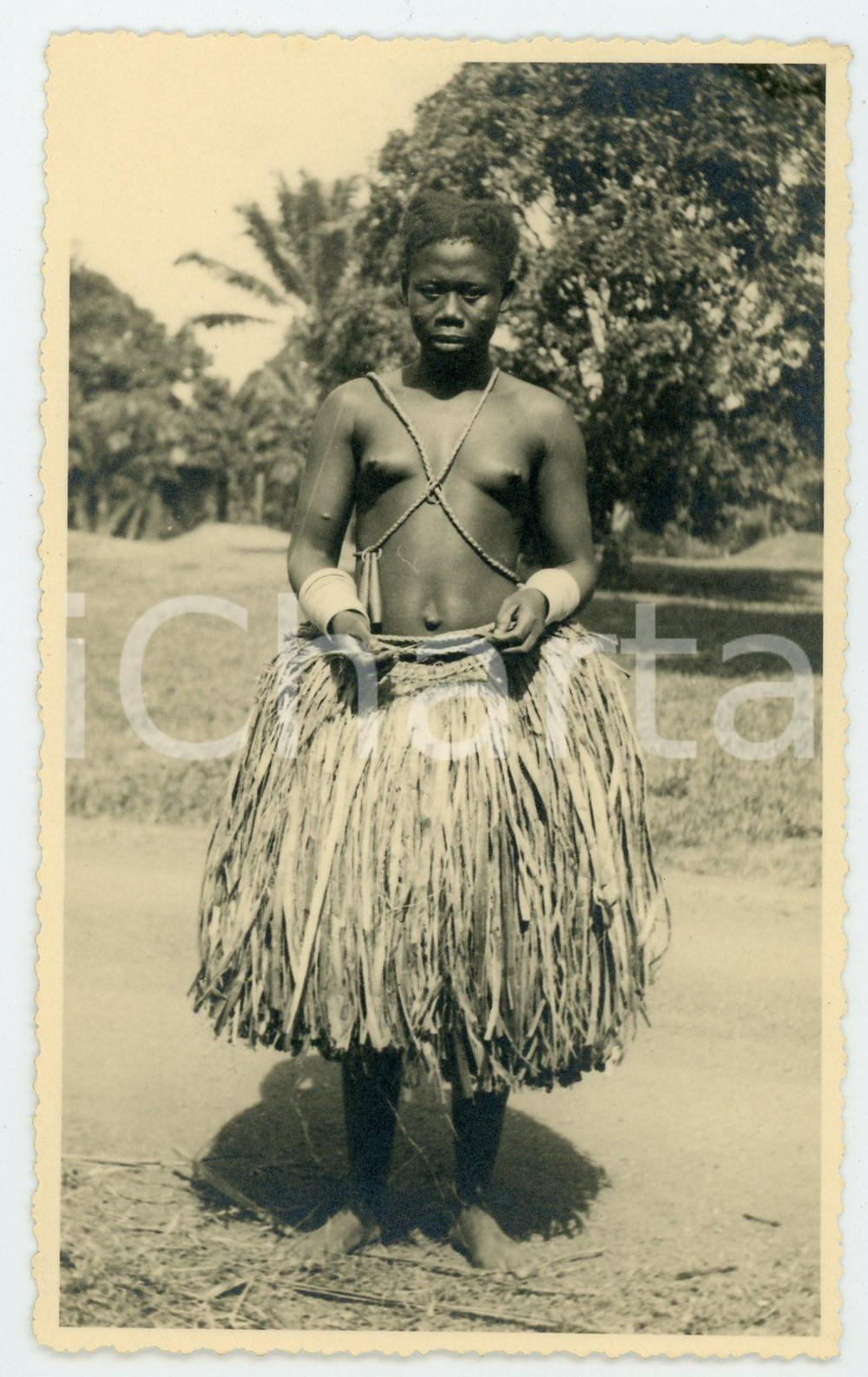 1930 ca CONGO BELGE Jeune danseuse indigène *Photo carte postale  Fotocartolina postale originale d'epoca, non viaggiata.FOTOGRAFO: Photo Tropica - Léo B. P. 216 CONDIZIONI:GOOD/buonoFORMATO: 9x14 cm originale e autentica 1