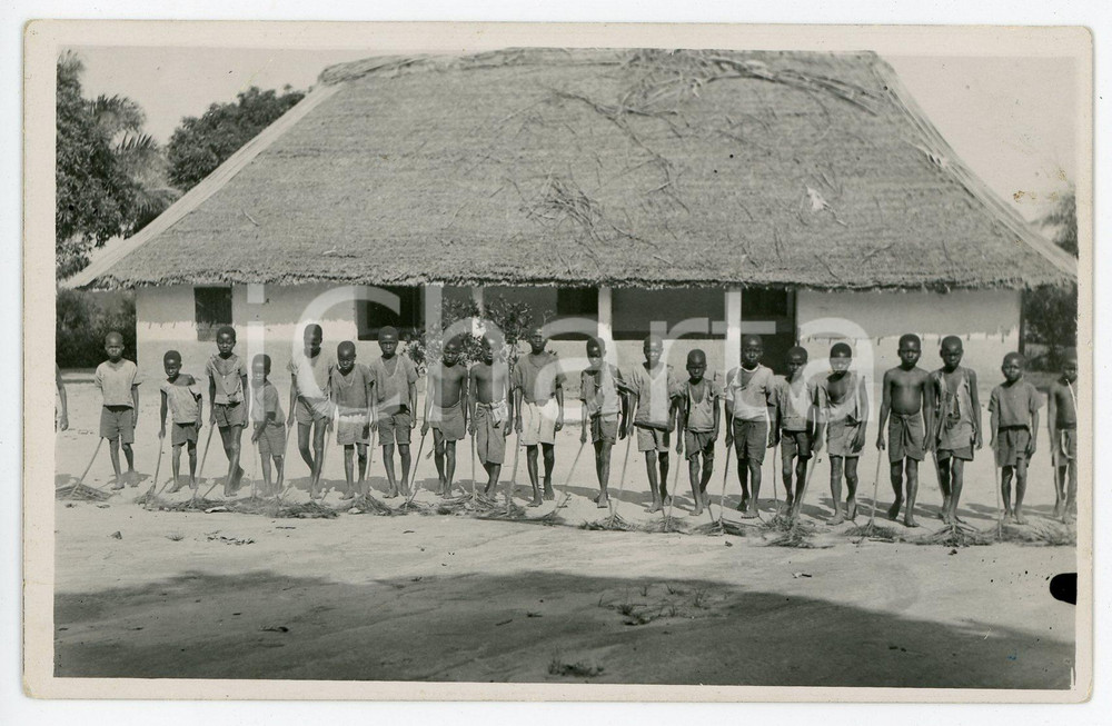 1940 ca CONGO BELGA Bambini indigeni davanti a una capanna - Fotocartolina  Fotocartolina postale originale d'epoca, non viaggiata. CONDIZIONI:POOR/danneggiato piegatura angolareFORMATO: 14x9 cm originale e autentica 1