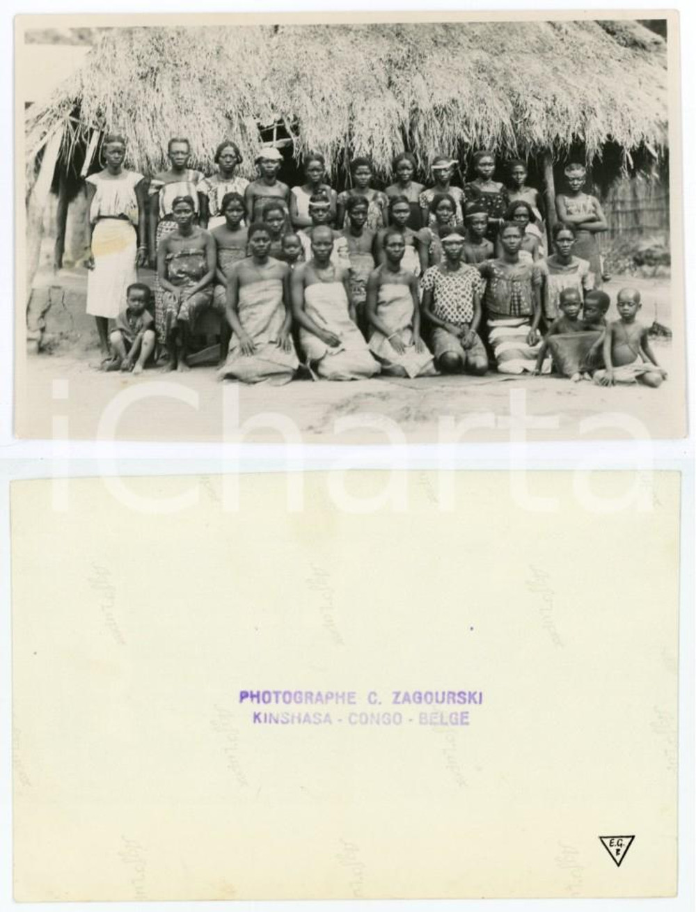 1930 ca (1970) C. ZAGOURSKI - Congo belga - Donne davanti a una capanna *Foto  Fotografia seriale, originale d'epoca, realizzata dal fotografo Casimir Zagourski negli anni Trenta.Si tratta di una tiratura post 1966, con didascalia al verso: "Photographe C. Zagourski - Kinshasa - Congo - Belge". CONDIZIONI:POOR/danneggiato macchia al lato sinistroFORMATO: 14x9 cm originale e autentica 1