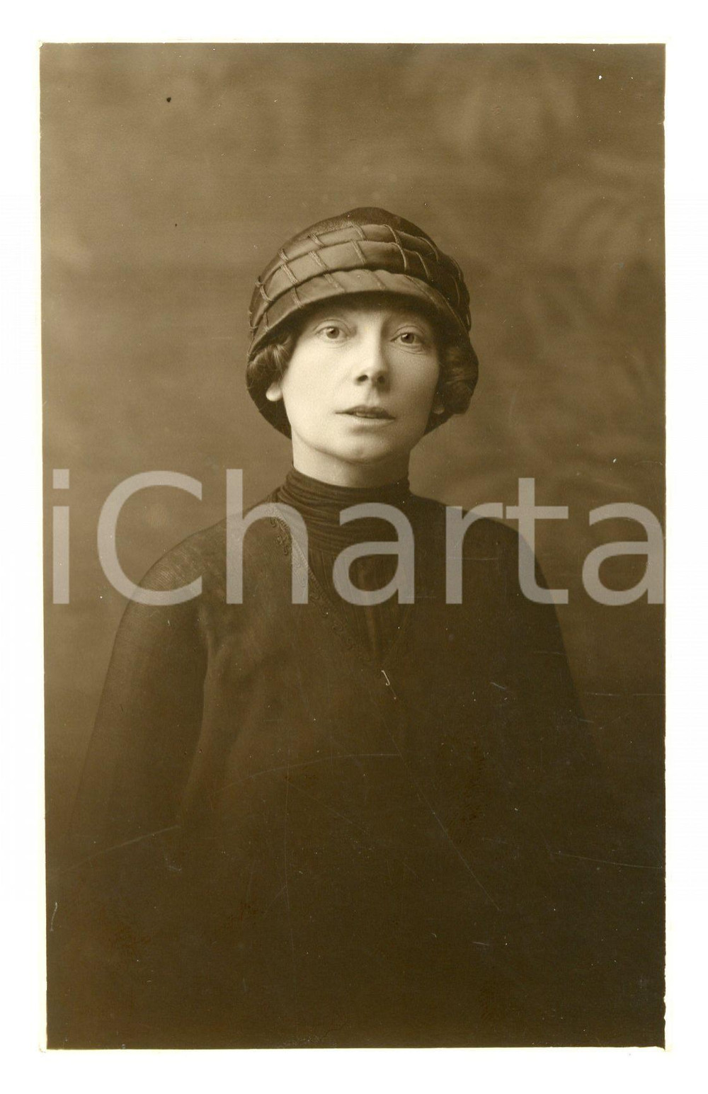 1924 SCHIO Maria Teresa BOTTENE Ritratto - Foto V. CODIFERRO 8x13 cm  Fotografia d'epoca in formato cartolina postale. CONDIZIONI:GOOD/buonoFORMATO: 8x13 cm originale e autentica 1