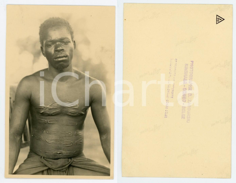 1930 ca C. ZAGOURSKI - Congo belge - Jeune indigène - Scarification *Photo  Fotografia seriale, originale d'epoca, realizzata dal fotografo Casimir Zagourski di Léopoldville negli anni Trenta.Aggiunto timbro di una tiratura post 1966, con didascalia al verso: "Photographe C. Zagourski - Kinshasa - Congo - Belge". CONDIZIONI:FAIR/discreto lieve impressione centraleFORMATO: 14x9 cm originale e autentica 1