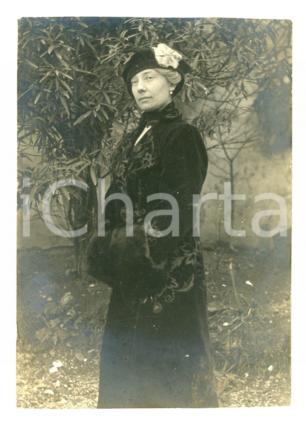 1928 SCHIO (?) Maria Teresa BOTTENE Ritratto con manicotto in pelliccia - Foto  Fotografia d'epoca in formato cartolina postale. CONDIZIONI:VERY POOR/gravemente danneggiato Margini superiore e inferiore rifilati a mano, piegatura agli angoli inferiori, difetti di stampaFORMATO: 9x12 cm originale e autentica 1