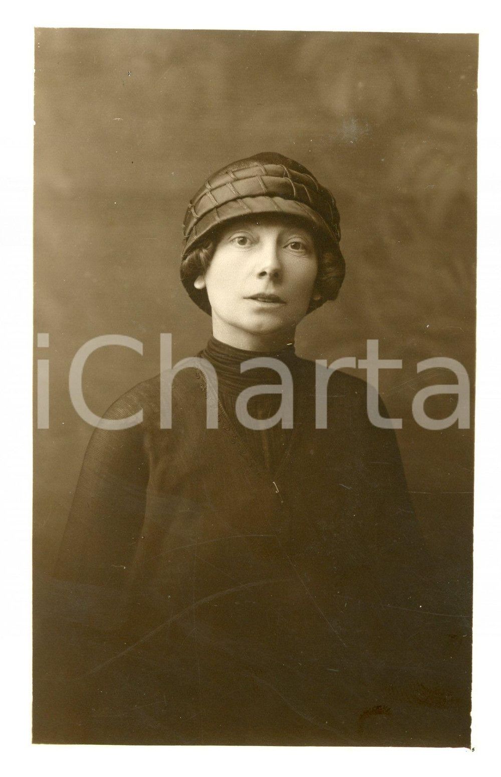 1924 SCHIO Maria Teresa BOTTENE Ritratto - Foto V. CODIFERRO 8x13 cm (1)  Fotografia d'epoca in formato cartolina postale. CONDIZIONI:GOOD/buonoFORMATO: 8x13 cm originale e autentica 1