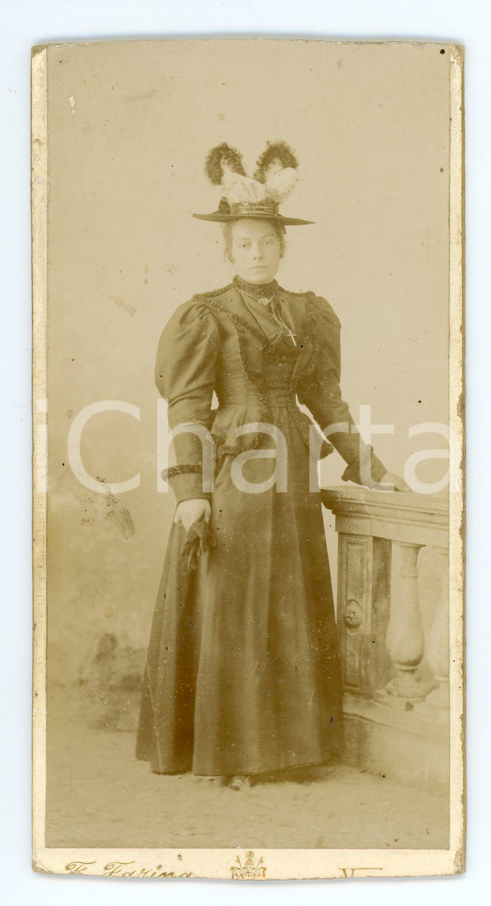 1898 VICENZA Maria Teresa BOTTENE Ritratto con cappello bizzarro *Foto F. FARINA  Fotografia d'epoca, montata su cartoncino rigido. CONDIZIONI:VERY POOR/gravemente danneggiato Margini superiore e inferiori rifilati a mano, piccole macchie diffuse al recto, smussature agli angoliFORMATO: 8x16 cm originale e autentica 1
