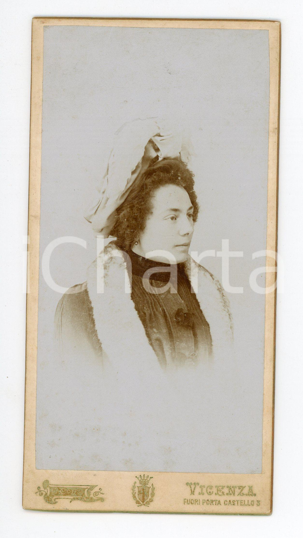 1902 VICENZA Maria Teresa BOTTENE con collo in pelliccia *Foto Giovanni CORRÀ  Fotografia d'epoca, montata su cartoncino rigido. CONDIZIONI:FAIR/discreto Bruniture al rectoFORMATO: 8x17 cm originale e autentica 1