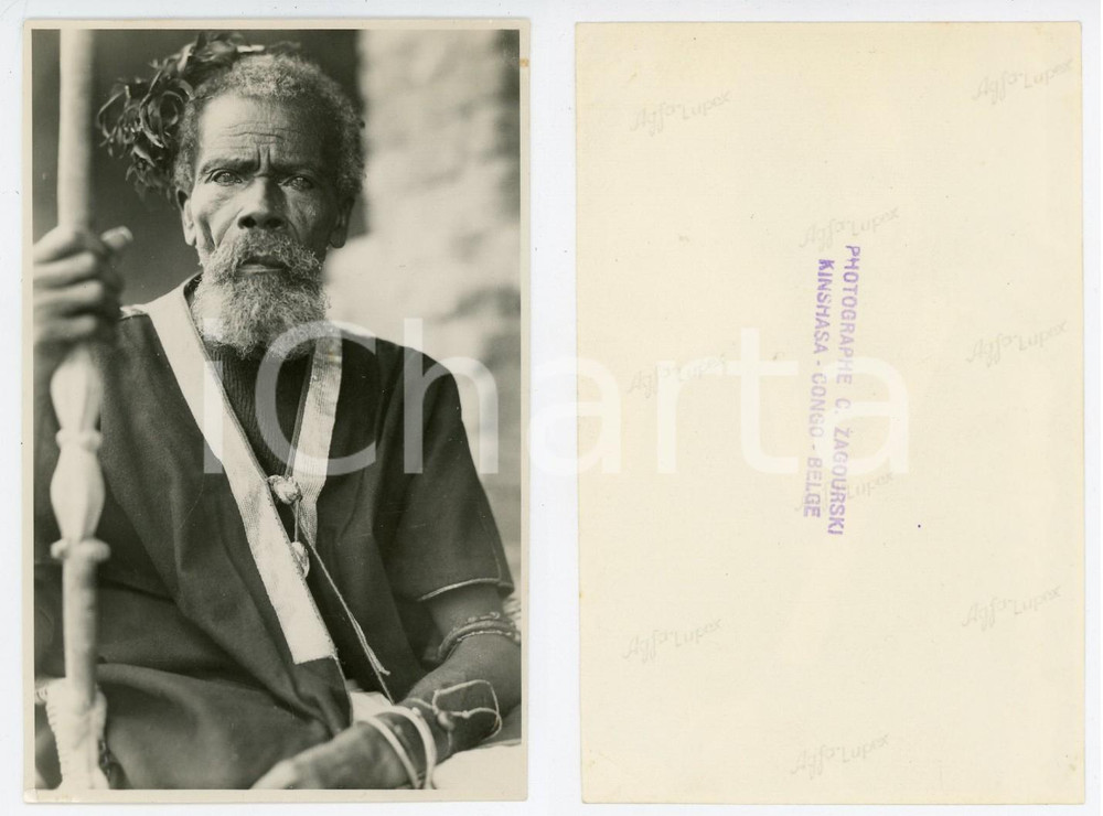 1930 ca (1950) Casimir ZAGOURSKI - Congo belge - Chef indigène *Photo  Fotografia seriale, originale d'epoca, realizzata dal fotografo Casimir Zagourski negli anni Trenta.Si tratta di una tiratura successiva. CONDIZIONI:FAIR/discreto lievi piegature angolari; minima macchiaFORMATO: 9x14 cm originale e autentica 1