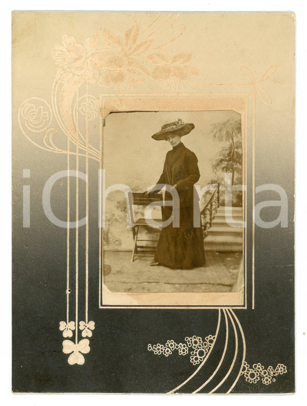 1912 VICENZA (?) Maria Teresa BOTTENE Ritratto - Foto 12x17 cm  Fotografia d'epoca, montata su cartoncino rigido. CONDIZIONI:POOR/danneggiato Angoli mancanti alla fotografia, smussature agli angoli del cartoncino, foro all'angolo inferiore destroFORMATO:  12x17 cm originale e autentica 1