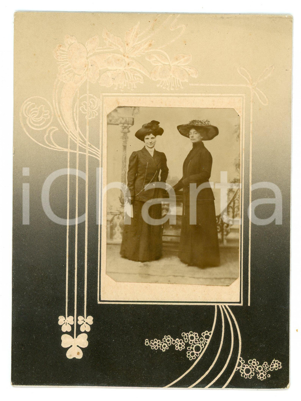 1912 VICENZA (?) Maria Teresa e Maria Maddalena BOTTENE Ritratto - Foto 12x17 cm  Fotografia d'epoca, montata su cartoncino rigido. CONDIZIONI:FAIR/discreto Angoli mancanti alla fotografia, lievi smussature agli angoli del cartoncinoFORMATO:  12x17 cm originale e autentica 1