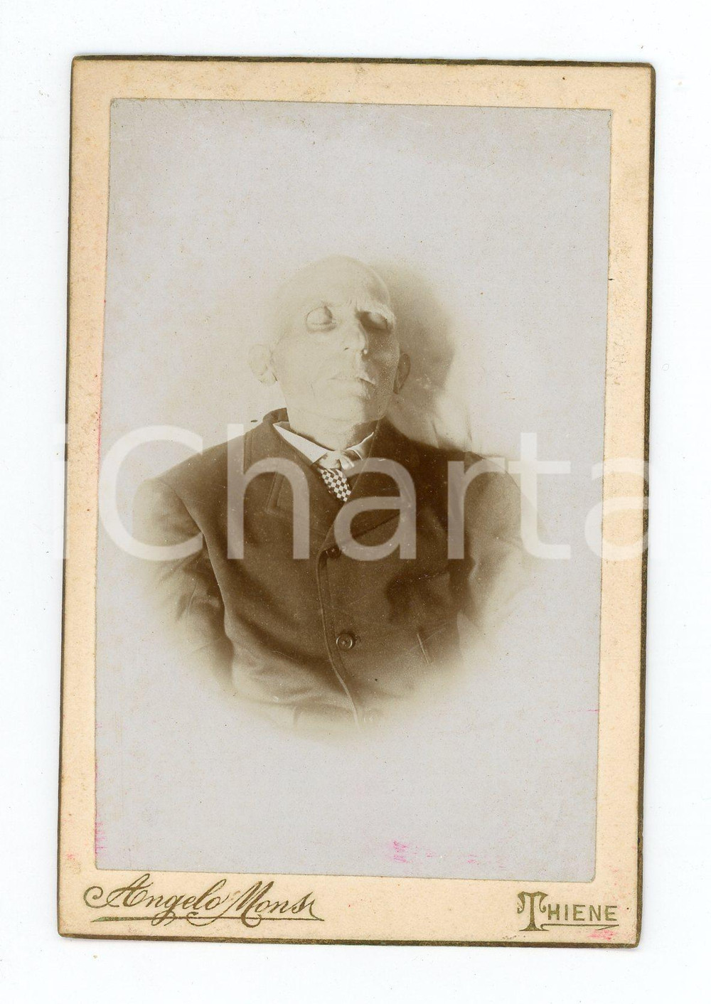1903 THIENE Ritratto POST MORTEM di Pietro BOTTENE Foto Angelo MONSI 8x12 cm  Fotografia d'epoca, montata su cartoncino rigido. CONDIZIONI:FAIR/discreto Lievi bruniture e piccole macchie al recto, residuo di incollatura al versoFORMATO: 8x12 cm originale e autentica 1