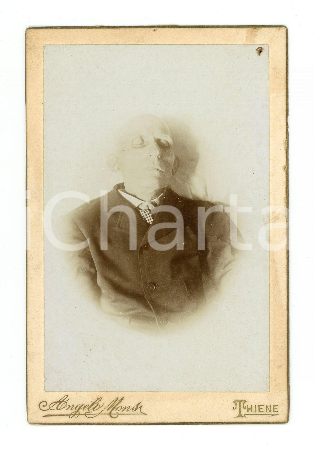 1903 THIENE Ritratto POST MORTEM di Pietro BOTTENE Foto Angelo MONSI 8x12 cm (1)  Fotografia d'epoca, montata su cartoncino rigido. CONDIZIONI:FAIR/discreto Lievi bruniture e al recto, residuo di incollatura al verso, forellino all'angolo superiore destroFORMATO: 8x12 cm originale e autentica 1