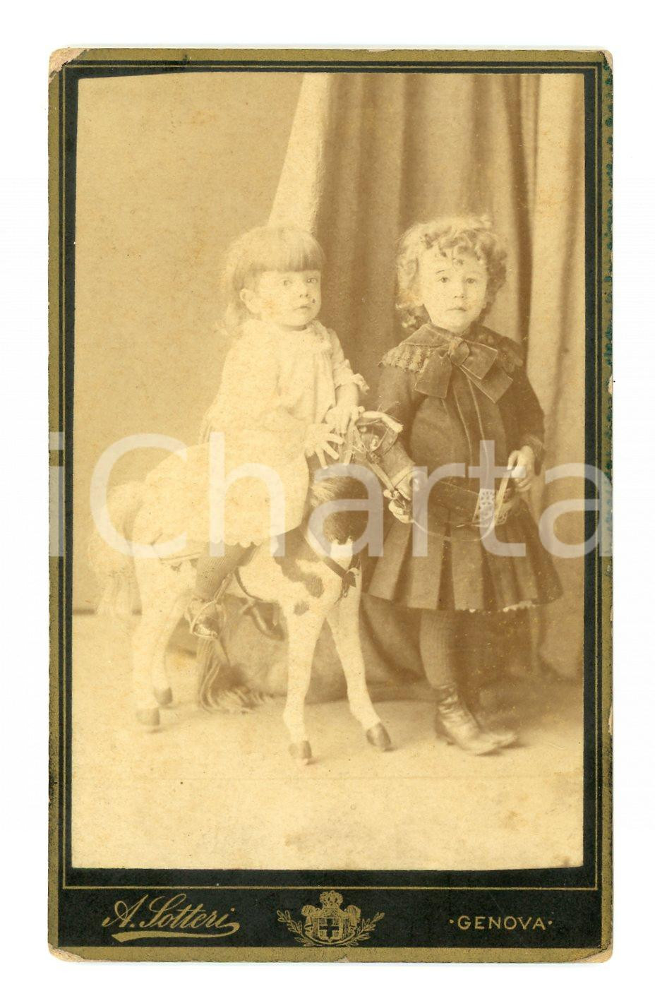 1890 ca GENOVA Fratellini con cavallino giocattolo CDV Foto A. SOTTERI 6x11 cm  Fotografia d'epoca, montata su cartoncino rigido. CONDIZIONI:POOR/danneggiato Bruniture al recto, smussature agli angoli, aloni al versoFORMATO: 6x11 cm originale e autentica 1