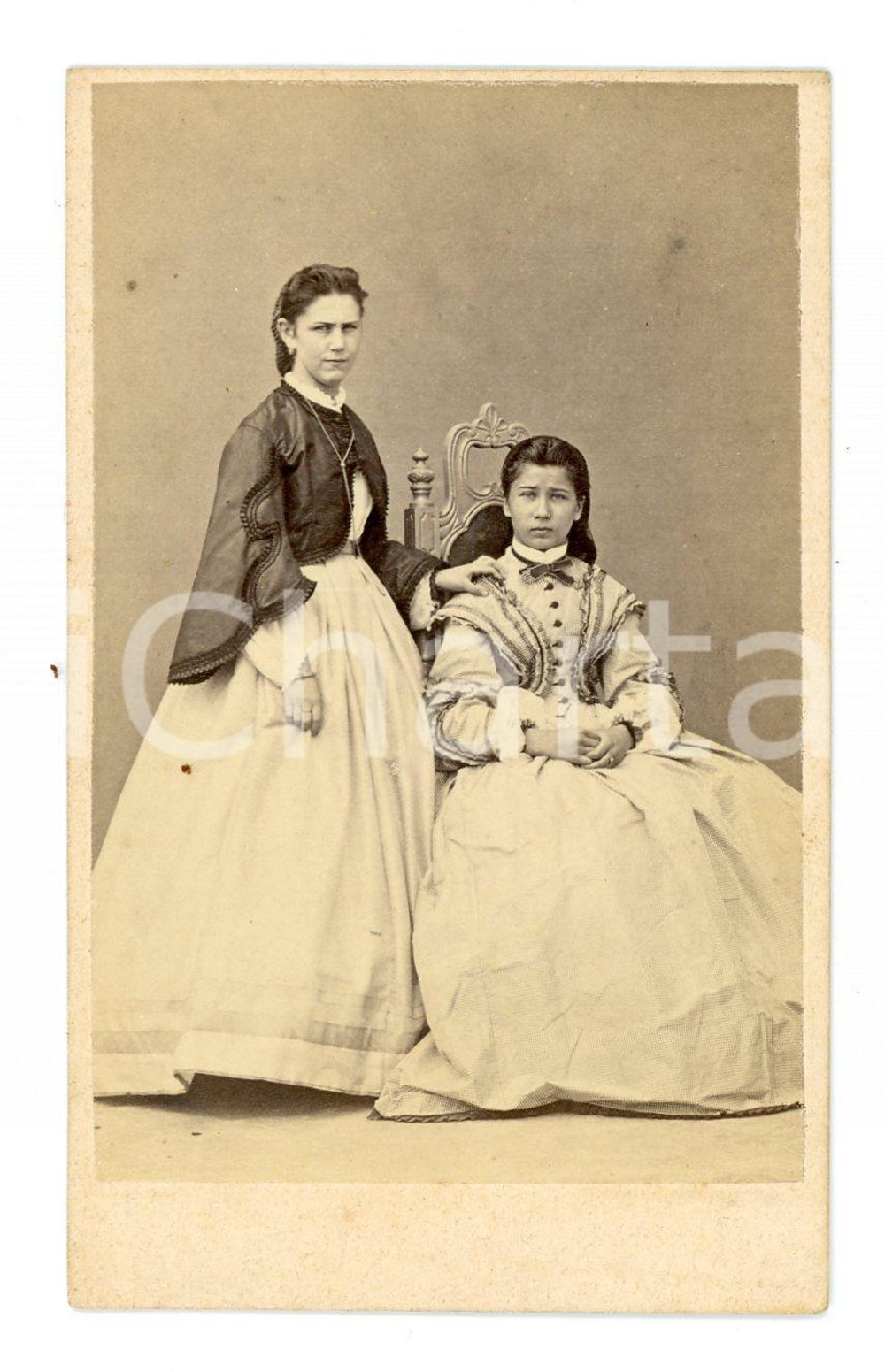 1890 ca COSTUME Ritratto di due sorelle CDV Foto 6x10 cm  Fotografia d'epoca montata su cartoncino. CONDIZIONI:FAIR/discreto lievi brunitureFORMATO: 6x10 cm originale e autentica 1