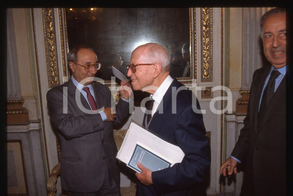 35mm vintage slide* 1992 ca MILANO Enrico DE MITA Teatro alla Scala (2)  CONDIZIONI: GOOD Tutti i diritti riservati.E' severamente vietata la riproduzione.  ICharta mette in vendita, sul negozio eBay e in esclusiva sul sito "icharta" il proprio archivio composto da numerose diapositive e negativi fotografici d'epoca, tutti originali e autentici, che attraversano la storia del costume italiano tra gli la fine degli anni Sessanta e Novanta.Si tratta di uno sguardo inedito sull'attualit&agrave;, la politica, la vita quotidiana, il gossip e la cultura, che fotografa il cambiamento della nazione in quest'ultimo scorcio del XX secolo. Un'occasione unica per il mercato del collezionismo, che vede finalmente disponibile un archivio eccezionale per vastit&agrave;, tematiche e condizioni, in un settore (il negativo fotografico e la diapositiva) di assoluta novit&agrave; e dalle interessanti prospettive di investimento.   originale e autentica 1