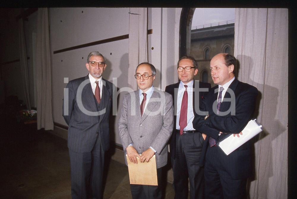 35mm vintage slide* 1988 ca MILANO Enrico DE MITA Giuseppe GUZZETTI 10 Nella diapositiva compaiono inoltre Bruno Tabacci e Gianstefano Frigerio. CONDIZIONI: GOOD Tutti i diritti riservati.E' severamente vietata la riproduzione.  ICharta mette in vendita, sul negozio eBay e in esclusiva sul sito "icharta" il proprio archivio composto da numerose diapositive e negativi fotografici d'epoca, tutti originali e autentici, che attraversano la storia del costume italiano tra gli la fine degli anni Sessanta e Novanta.Si tratta di uno sguardo inedito sull'attualit&agrave;, la politica, la vita quotidiana, il gossip e la cultura, che fotografa il cambiamento della nazione in quest'ultimo scorcio del XX secolo. Un'occasione unica per il mercato del collezionismo, che vede finalmente disponibile un archivio eccezionale per vastit&agrave;, tematiche e condizioni, in un settore (il negativo fotografico e la diapositiva) di assoluta novit&agrave; e dalle interessanti prospettive di investimento.   originale e autentica 1