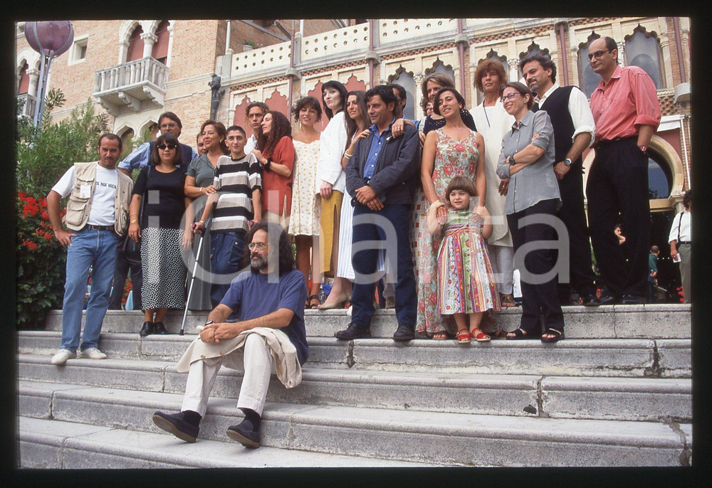 35mm vintage slide*1997 VENEZIA - MOSTRA DEL CINEMA Giuseppe GAUDINO Ritratto 11  Diapositiva d'epoca, in formato 35 mm.Nella diapositiva appare il regista con ilcast del film?                                                                   CONDIZIONI: GOODE' severamente vietata la riproduzione. Tutti i diritti sono riservati. ICharta mette in vendita, sul negozio eBay e in esclusiva sul sito "icharta" il proprio archivio composto da numerose diapositive e negativi fotografici d'epoca, tutti originali e autentici, che attraversano la storia del costume italiano tra gli la fine degli anni Sessanta e Novanta.Si tratta di uno sguardo inedito sull'attualit&agrave;, la politica, la vita quotidiana, il gossip e la cultura, che fotografa il cambiamento della nazione in quest'ultimo scorcio del XX secolo. Un'occasione unica per il mercato del collezionismo, che vede finalmente disponibile un archivio eccezionale per vastit&agrave;, tematiche e condizioni, in un settore (il negativo fotografico e la diapositiva) di assoluta novit&agrave; e dalle interessanti prospettive di investimento.  originale e autentica 1