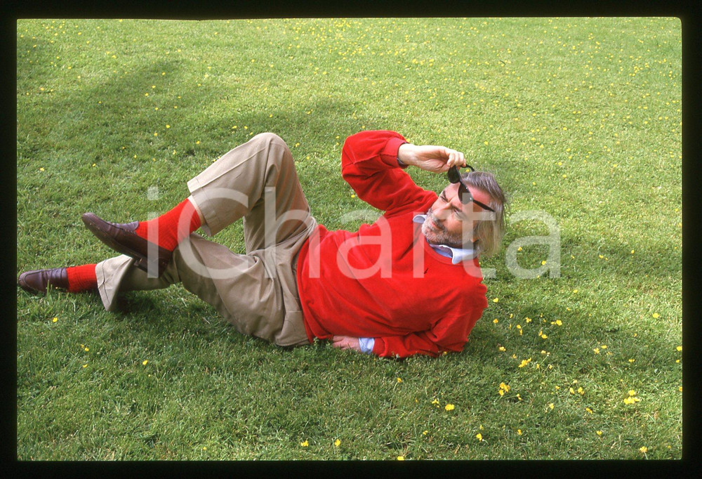 35mm vintage slide*1988 FESTIVAL DI CANNES Francis GIROD Ritratto del regista 13  Diapositiva d'epoca, in formato 35 mm.                                                                   CONDIZIONI: GOODE' severamente vietata la riproduzione. Tutti i diritti sono riservati. ICharta mette in vendita, sul negozio eBay e in esclusiva sul sito "icharta" il proprio archivio composto da numerose diapositive e negativi fotografici d'epoca, tutti originali e autentici, che attraversano la storia del costume italiano tra gli la fine degli anni Sessanta e Novanta.Si tratta di uno sguardo inedito sull'attualit&agrave;, la politica, la vita quotidiana, il gossip e la cultura, che fotografa il cambiamento della nazione in quest'ultimo scorcio del XX secolo. Un'occasione unica per il mercato del collezionismo, che vede finalmente disponibile un archivio eccezionale per vastit&agrave;, tematiche e condizioni, in un settore (il negativo fotografico e la diapositiva) di assoluta novit&agrave; e dalle interessanti prospettive di investimento.  originale e autentica 1