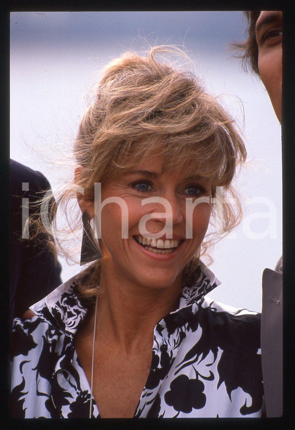 35mm vintage slide* 1989 FESTIVAL DI CANNES - Jane FONDA - Ritratto (22)  Diapositiva d'epoca, in formato 35 mm.                                                                   CONDIZIONI: GOODE' severamente vietata la riproduzione. Tutti i diritti sono riservati. ICharta mette in vendita, sul negozio eBay e in esclusiva sul sito "icharta" il proprio archivio composto da numerose diapositive e negativi fotografici d'epoca, tutti originali e autentici, che attraversano la storia del costume italiano tra gli la fine degli anni Sessanta e Novanta.Si tratta di uno sguardo inedito sull'attualit&agrave;, la politica, la vita quotidiana, il gossip e la cultura, che fotografa il cambiamento della nazione in quest'ultimo scorcio del XX secolo. Un'occasione unica per il mercato del collezionismo, che vede finalmente disponibile un archivio eccezionale per vastit&agrave;, tematiche e condizioni, in un settore (il negativo fotografico e la diapositiva) di assoluta novit&agrave; e dalle interessanti prospettive di investimento.  originale e autentica 1