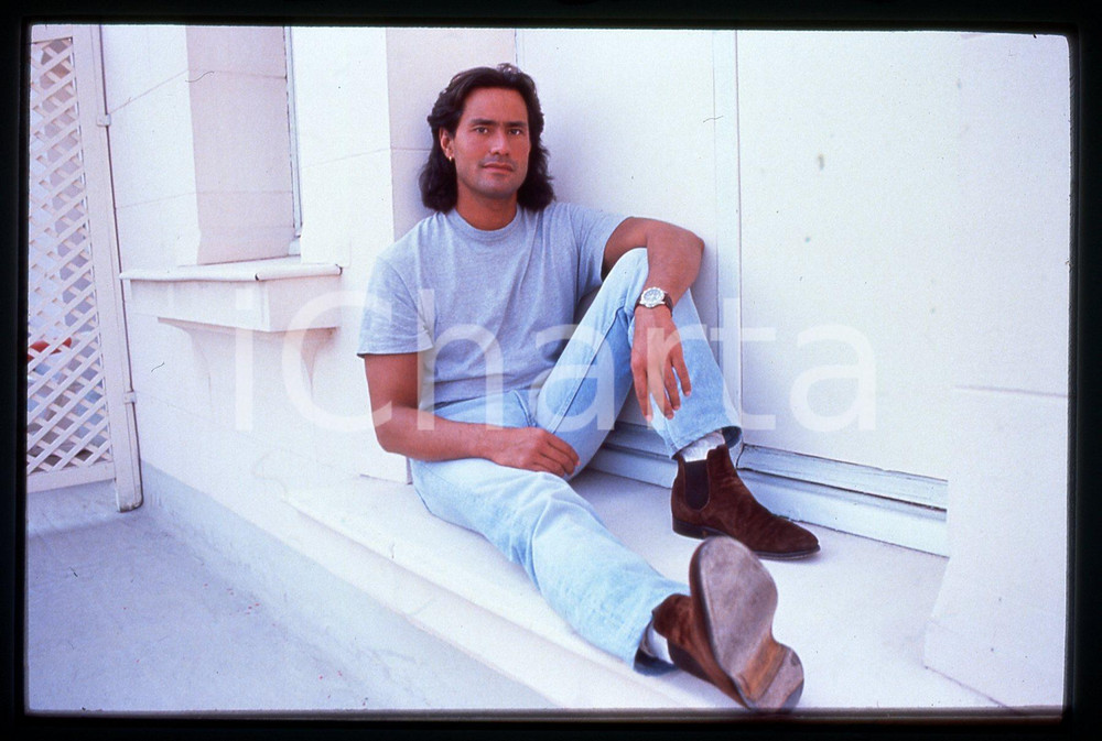 35mm vintage slide*1989 FESTIVAL DE DEAUVILLE - DANIEL UBAUD Ritratto (1)  Diapositiva d'epoca, in formato 35 mm.                                                                      CONDIZIONI: GOODE' severamente vietata la riproduzione. Tutti i diritti sono riservati. ICharta mette in vendita, sul negozio eBay e in esclusiva sul sito "icharta" il proprio archivio composto da numerose diapositive e negativi fotografici d'epoca, tutti originali e autentici, che attraversano la storia del costume italiano tra gli la fine degli anni Sessanta e Novanta.Si tratta di uno sguardo inedito sull'attualit&agrave;, la politica, la vita quotidiana, il gossip e la cultura, che fotografa il cambiamento della nazione in quest'ultimo scorcio del XX secolo. Un'occasione unica per il mercato del collezionismo, che vede finalmente disponibile un archivio eccezionale per vastit&agrave;, tematiche e condizioni, in un settore (il negativo fotografico e la diapositiva) di assoluta novit&agrave; e dalle interessanti prospettive di investimento.  originale e autentica 1