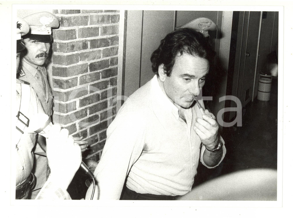 1986 Tribunale di MILANO - Francesco PAZIENZA con una pipa (1) - Foto 24x18 cm Fotografia di agenzia.La fotografia &egrave; stata scattata in occasione degli interrogatori a Francesco Pazienza, svoltisi a Milano nel 1986.CONDIZIONI: GFORMATO: 24x18 cm  originale e autentica 1