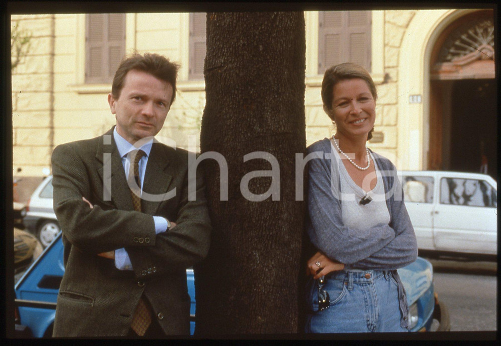 35mm vintage slide* 1998 RAI 3 Oreste DE FORNARI in LA PRINCIPESSA SUL PISELLO   Diapositiva d'epoca, in formato 35 mm.Nella diapositiva compaiono Gloria De Antoni e Oreste De Fornari, conduttori del programma "La principessa sul pisello" andato in onda su Rai 3 nel 1998.   CONDIZIONI: GOOD E' severamente vietata la riproduzione. Tutti i diritti sono riservati. ICharta mette in vendita, sul negozio eBay e in esclusiva sul sito "icharta" il proprio archivio composto da numerose diapositive e negativi fotografici d'epoca, tutti originali e autentici, che attraversano la storia del costume italiano tra gli la fine degli anni Sessanta e Novanta.Si tratta di uno sguardo inedito sull'attualit&agrave;, la politica, la vita quotidiana, il gossip e la cultura, che fotografa il cambiamento della nazione in quest'ultimo scorcio del XX secolo. Un'occasione unica per il mercato del collezionismo, che vede finalmente disponibile un archivio eccezionale per vastit&agrave;, tematiche e condizioni, in un settore (il negativo fotografico e la diapositiva) di assoluta novit&agrave; e dalle interessanti prospettive di investimento.  originale e autentica 1