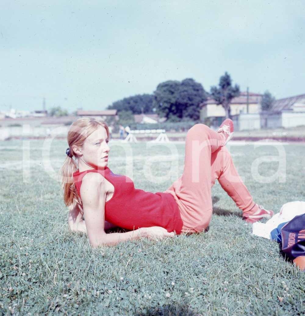 1970 ca BOLOGNA Donata GOVONI sul campo di allenamento DIAPOSITIVA ORIGINALE 8 Diapositiva originale a colori su pellicola.  E' SEVERAMENTE VIETATA LA RIPRODUZIONE.TUTTI I DIRITTI SONO RISERVATI.ICharta mette in vendita, sul negozio eBay e in esclusiva sul sito "icharta" il proprio archivio composto da numerose diapositive e negativi fotografici d'epoca, tutti originali e autentici.Si tratta di uno sguardo inedito sull'attualità, la politica, la vita quotidiana, il gossip e la cultura, che fotografa il cambiamento della nazione (e non solo) tra il 1890 ed il 1990 circa. Un'occasione unica per il mercato del collezionismo, che vede finalmente disponibile un archivio eccezionale per vastità, tematiche e condizioni, in un settore (il negativo fotografico e la diapositiva) di assoluta novità e dalle interessanti prospettive di investimento. CONDIZIONI:FAIR/discretoFORMATO: cm 6 x 6 originale e autentica 1