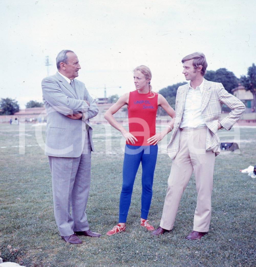 1970 ca BOLOGNA Donata GOVONI con Enore SANDRINI *DIAPOSITIVA ORIGINALE Positivo originale a colori su pellicola.  E' SEVERAMENTE VIETATA LA RIPRODUZIONE.TUTTI I DIRITTI SONO RISERVATI.ICharta mette in vendita, sul negozio eBay e in esclusiva sul sito "icharta" il proprio archivio composto da numerose diapositive e negativi fotografici d'epoca, tutti originali e autentici.Si tratta di uno sguardo inedito sull'attualità, la politica, la vita quotidiana, il gossip e la cultura, che fotografa il cambiamento della nazione (e non solo) tra il 1890 ed il 1990 circa. Un'occasione unica per il mercato del collezionismo, che vede finalmente disponibile un archivio eccezionale per vastità, tematiche e condizioni, in un settore (il negativo fotografico e la diapositiva) di assoluta novità e dalle interessanti prospettive di investimento. CONDIZIONI:FAIR/discretoFORMATO: cm 6 x 6 originale e autentica 1