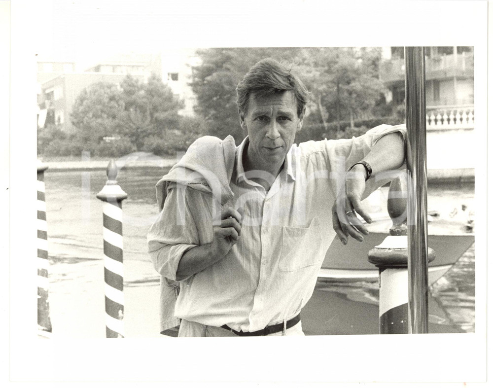 1987 VENEZIA Mostra del Cinema - Ritratto regista Kjell GREDE sul molo  Fotografia di agenzia. CONDIZIONI: GFORMATO: 25x20 cm  originale e autentica 1