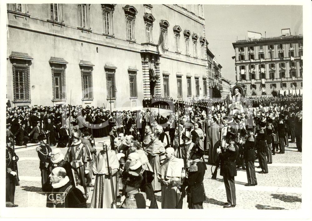 Fotografia d epoca originale 1939 CITTA  DEL VATICANO Papa PIO XII e corteo escono dal Palazzo LATERANENSE 1
