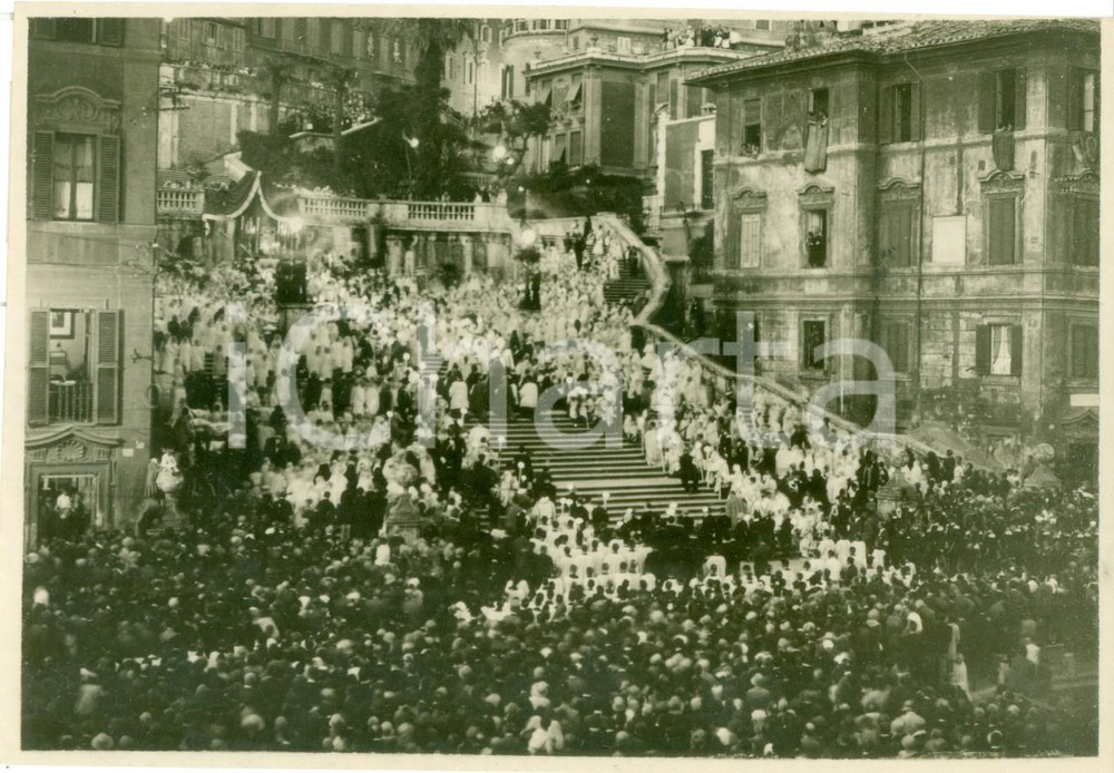 Fotografia d epoca originale 1929 ROMA TRINITA  DEI MONTI Benedizioni alla folla Congresso Eucaristico FOTO 1