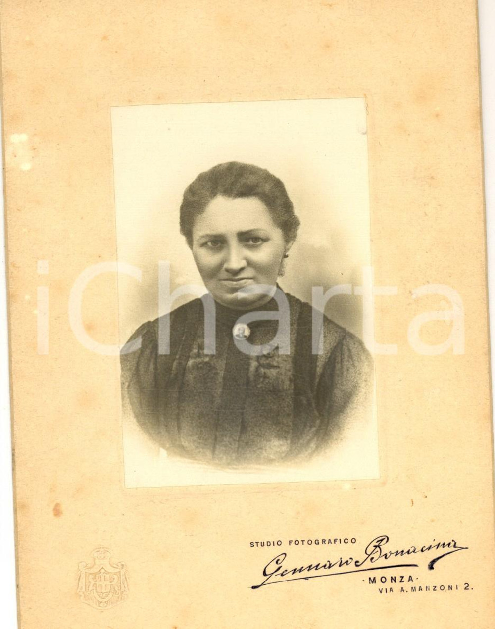 Fotografia d epoca originale 1900 ca MONZA Donna con il ritratto del marito al collo Foto Gennaro BONACINA 1