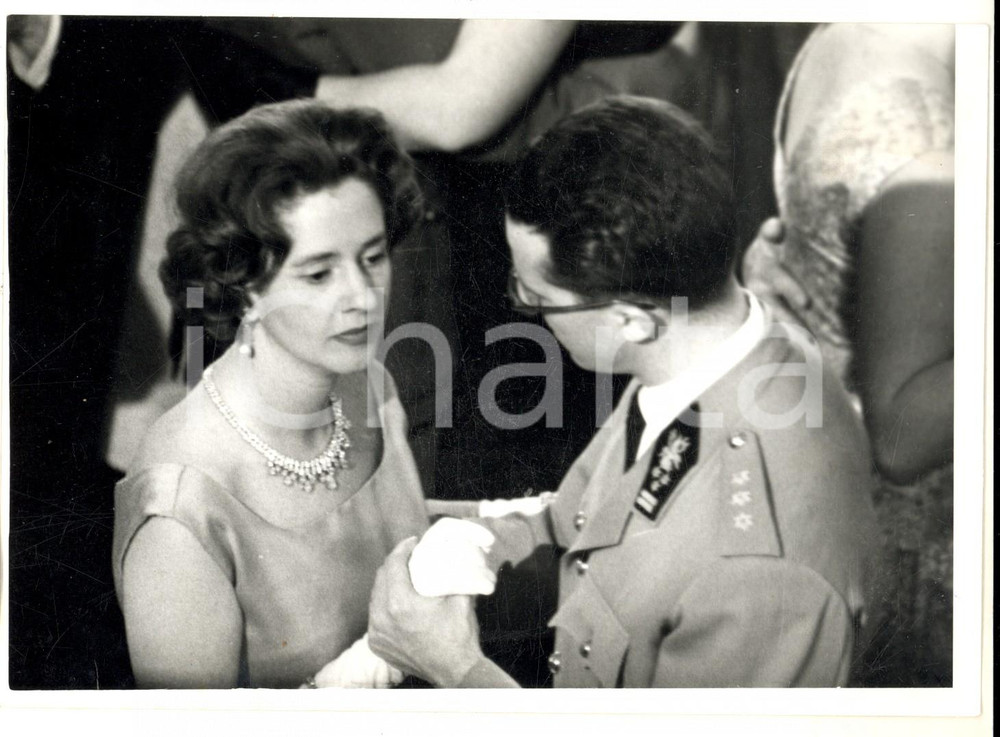 Fotografia d epoca originale 1960 ca BRUXELLES Baldovino e Fabiola del Belgio ballano a un ricevimento Foto 1