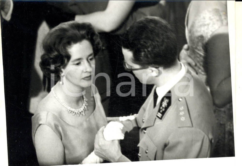 Fotografia d epoca originale 1960 ca BRUXELLES Baldovino e Fabiola del Belgio  Ballo a un ricevimento Foto 1