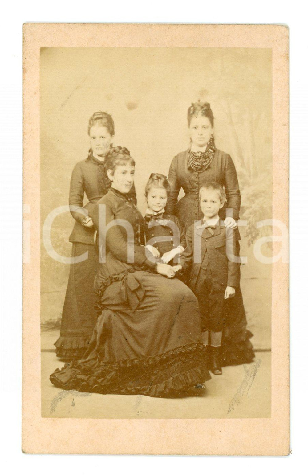 1890 ca NEUNKIRCHEN Mother with daughter and son CDV Photo Carl HAUSTEIN 6x10 cm  Fotografia d'epoca montata su cartoncino. CONDIZIONI:FAIR/discreto lievi brunitureFORMATO: 6x10 cm originale e autentica 1