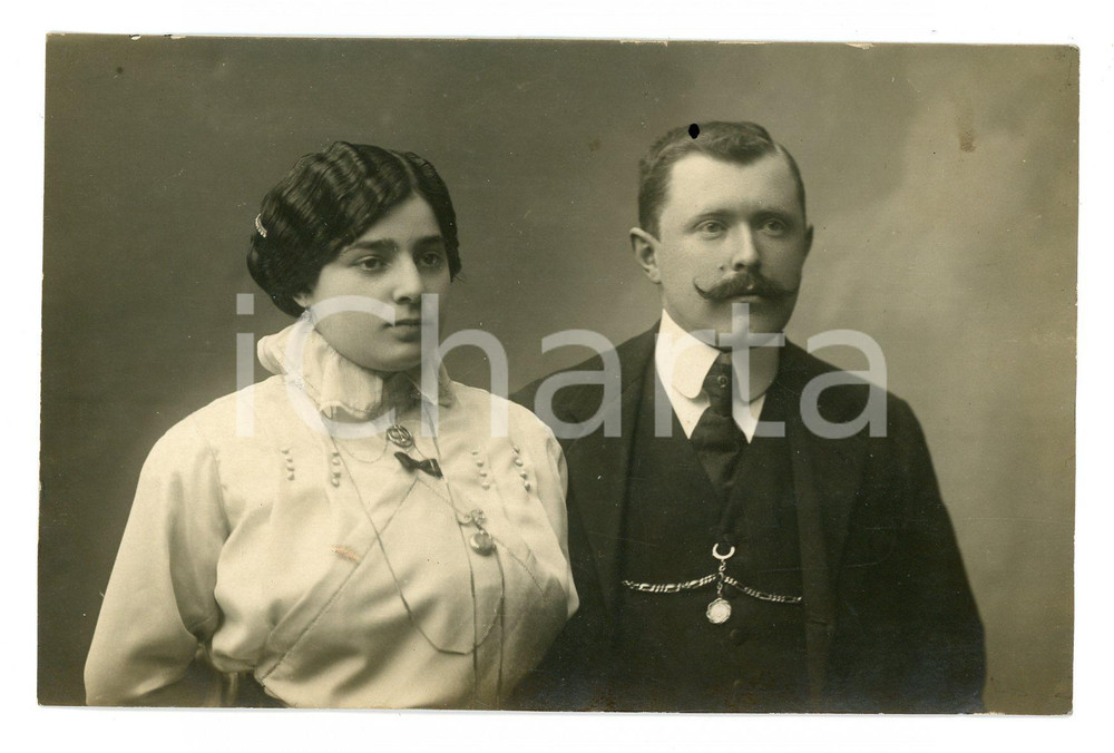 1900 ca ITALIA - COSTUME Moglie e marito - Ritratto *Foto 13x9 cm  Fotografia d'epoca, in formato cartolina postale. CONDIZIONI:FAIR/discreto Piccole macchie al recto, lievi abrasioni ai margini, alone al versoFORMATO: 13x9 cm originale e autentica 1