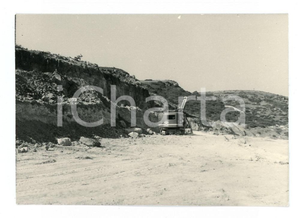 1962 ISILI - SARDEGNA Cava di argilla refrattaria - Fronte est - Foto 10x7 cm  Fotografia d'epoca con didascalia al verso. CONDIZIONI:FAIR/discretoFORMATO: 10x7 cm originale e autentica 1
