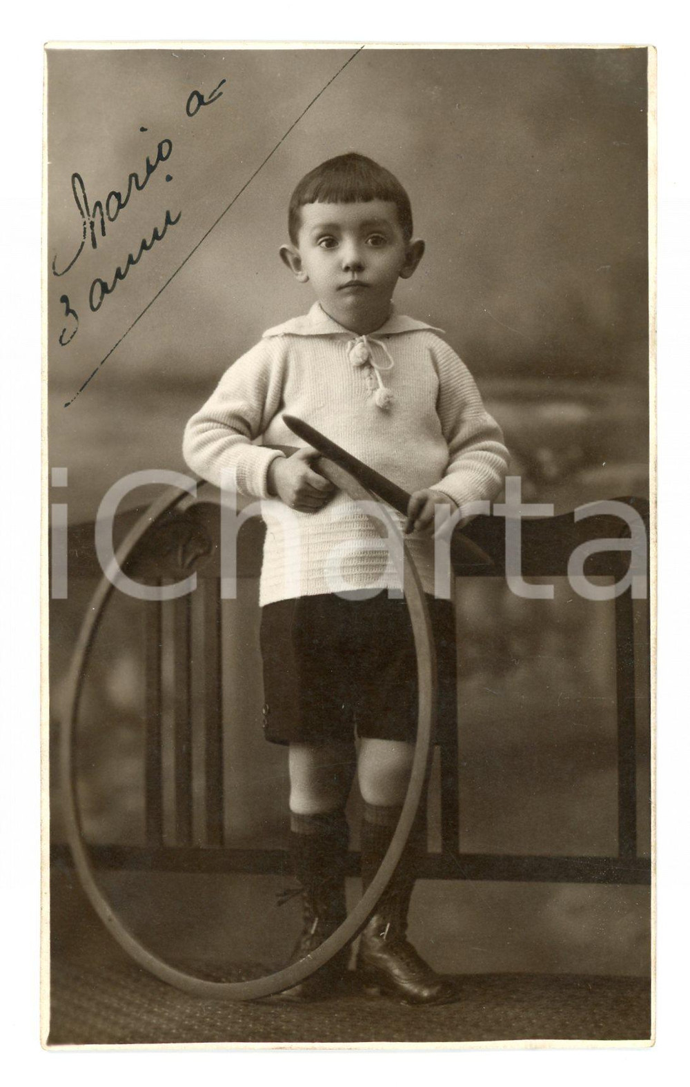 1923 TORINO Mario SAVANCO con gioco della cerchio e bastone - Foto Dante MORONI  Fotografia d'epoca in formato cartolina postale. Non viaggiata ma con testo manoscritto al verso. CONDIZIONI:FAIR/discreto Lievi smussature agli angoliFORMATO: 8x13 cm originale e autentica 1