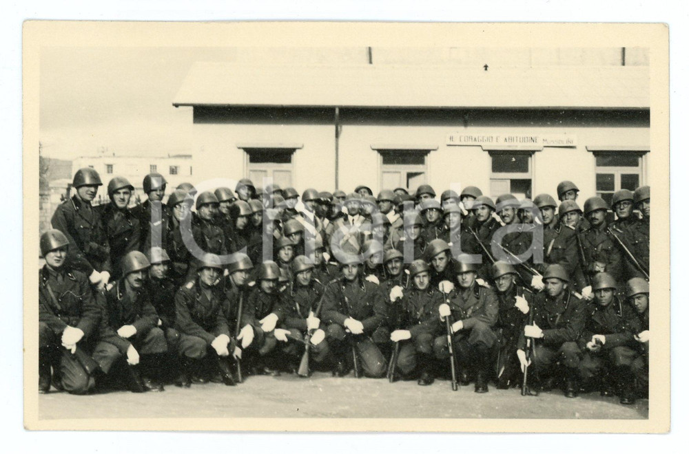 1935 ca ITALIA - FASCISMO Soldati del Regio Esercito - Foto di gruppo 14x9 cm  Fotografia d'epoca in formato cartolina postale. CONDIZIONI:FAIR/discreto Lievi brunitureFORMATO: 14x9 cm originale e autentica 1