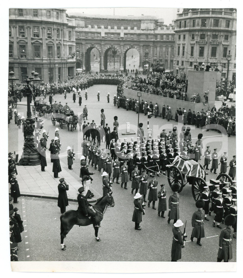 1965 LONDON Funeral of Winston CHURCHILL Soldiers escort the coffin - Photo  Fotografia d'agenzia. CONDIZIONI:FAIR/discreto Margini rifilati a mano, piegatura all'angolo inferiore sinistroFORMATO: 15x18 cm originale e autentica 1