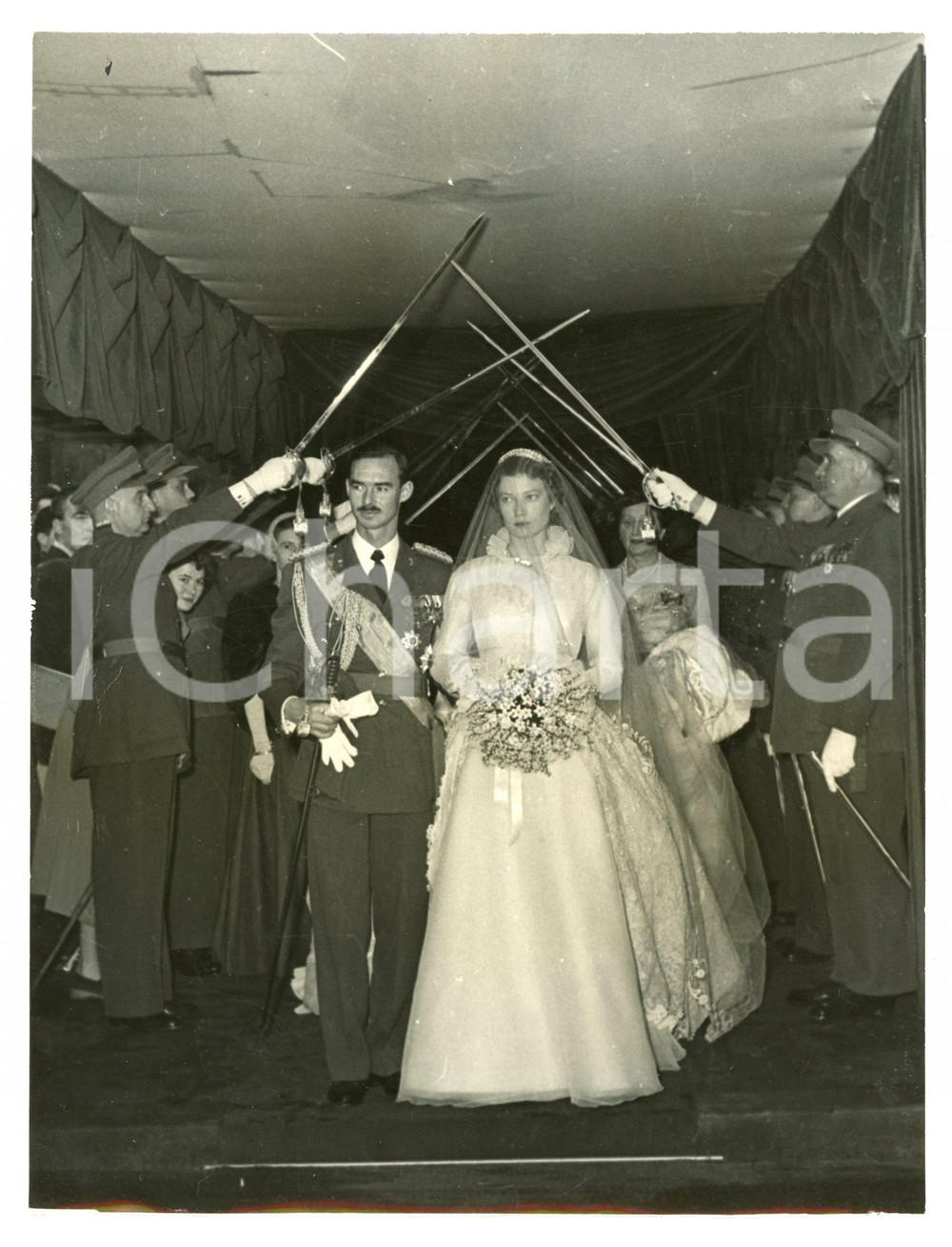 1952 ROYAL MARRIAGE Jean of Luxembourg and Josephine Charlotte of Belgium *Photo  Fotografia d'agenzia. CONDIZIONI:POOR/danneggiato Lievi difetti di stampa, gualciture diffuseFORMATO: 15x20 cm originale e autentica 1