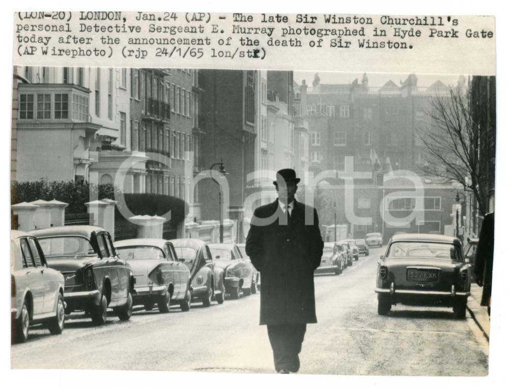 1965 LONDON - HYDE PARK Edmund MURRAY after the death of Winston CHURCHILL Photo  Fotografia d'agenzia. CONDIZIONI:FAIR/discreto Bassa qualità di stampa, piegature all'angolo inferiore destroFORMATO: 22x16 cm originale e autentica 1