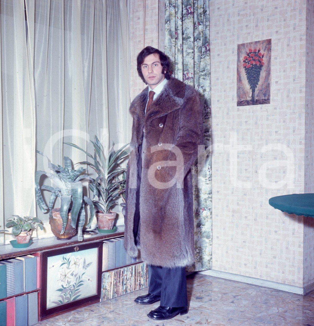 1971 JUVENTUS Gianluigi SAVOLDI ritratto DIAPOSITIVA ORIGINALE Diapositiva originale a colori su pellicola.  E' SEVERAMENTE VIETATA LA RIPRODUZIONE.TUTTI I DIRITTI SONO RISERVATI.ICharta mette in vendita, sul negozio eBay e in esclusiva sul sito "icharta" il proprio archivio composto da numerose diapositive e negativi fotografici d'epoca, tutti originali e autentici.Si tratta di uno sguardo inedito sull'attualità, la politica, la vita quotidiana, il gossip e la cultura, che fotografa il cambiamento della nazione (e non solo) tra il 1890 ed il 1990 circa. Un'occasione unica per il mercato del collezionismo, che vede finalmente disponibile un archivio eccezionale per vastità, tematiche e condizioni, in un settore (il negativo fotografico e la diapositiva) di assoluta novità e dalle interessanti prospettive di investimento. CONDIZIONI:FAIR/discretoFORMATO: cm 6 x 6 originale e autentica 1