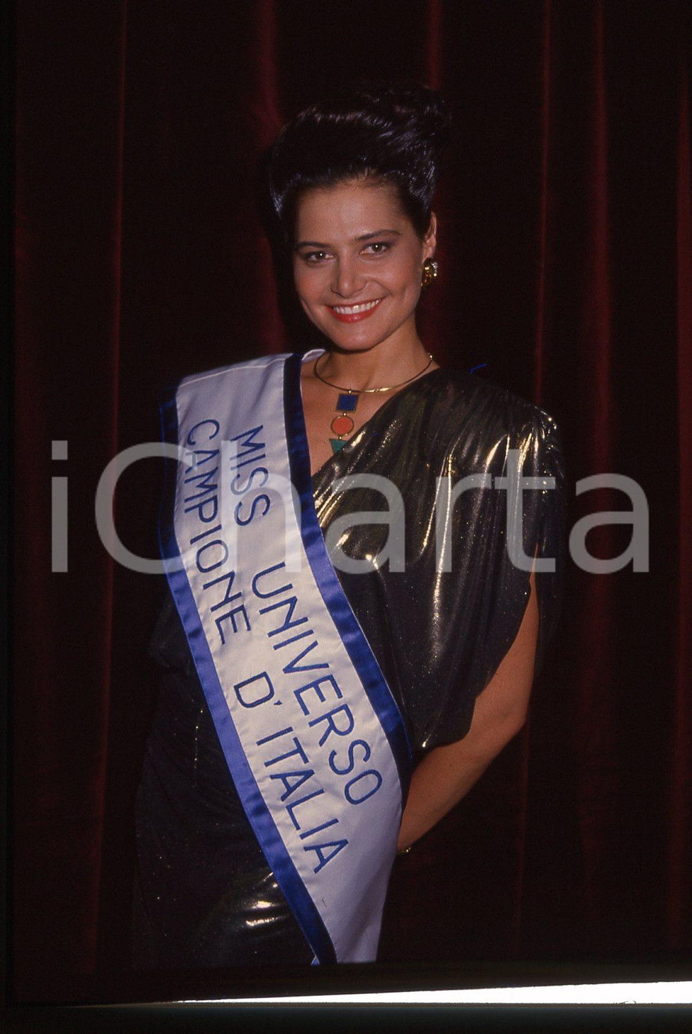 35mm vintage slide*1988 COSTUME Simona VENTURA MISS UNIVERSO ITALIA Ritratto (5) Diapositiva d'epoca, in formato 35 mm. CONDIZIONI: GOODE' severamente vietata la riproduzione. Tutti i diritti sono riservati. ICharta mette in vendita, sul negozio eBay e in esclusiva sul sito "icharta" il proprio archivio composto da numerose diapositive e negativi fotografici d'epoca, tutti originali e autentici, che attraversano la storia del costume italiano tra gli la fine degli anni Sessanta e Novanta.Si tratta di uno sguardo inedito sull'attualit&agrave;, la politica, la vita quotidiana, il gossip e la cultura, che fotografa il cambiamento della nazione in quest'ultimo scorcio del XX secolo. Un'occasione unica per il mercato del collezionismo, che vede finalmente disponibile un archivio eccezionale per vastit&agrave;, tematiche e condizioni, in un settore (il negativo fotografico e la diapositiva) di assoluta novit&agrave; e dalle interessanti prospettive di investimento.  originale e autentica 1