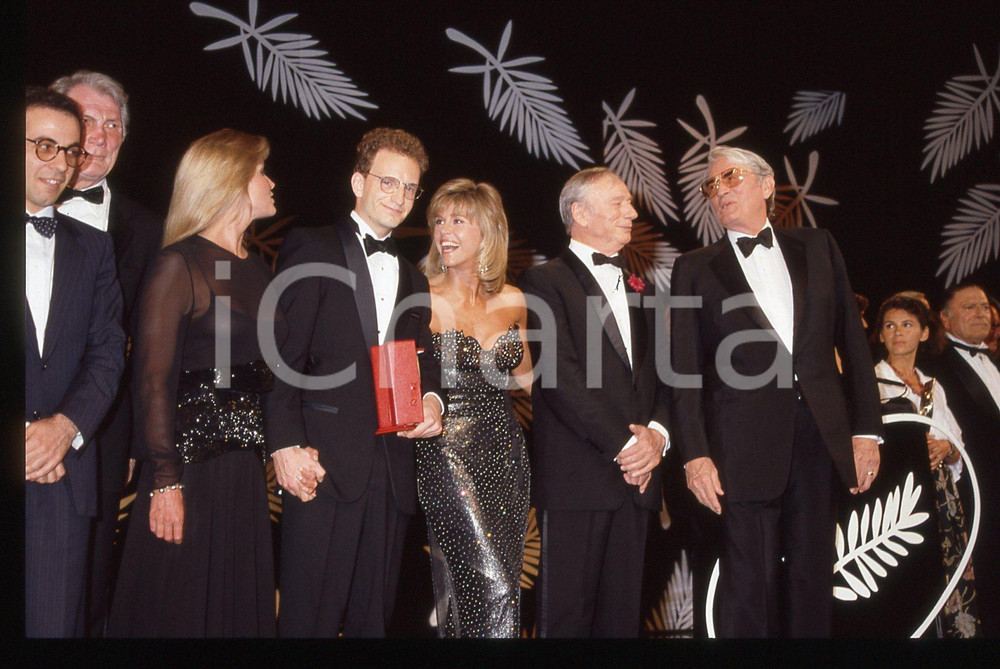 35mm vintage slide*1989 FESTIVAL DI CANNES - Steven SODERBERGH vince Palma d'oro  Diapositiva d'epoca, in formato 35 mm.Nella diapositiva appaiono anche Gregory Peck,Jane Fonda,Bo Derek,Yves Montand,Giuseppe Tornatore.                                                                   CONDIZIONI: GOODE' severamente vietata la riproduzione. Tutti i diritti sono riservati. ICharta mette in vendita, sul negozio eBay e in esclusiva sul sito "icharta" il proprio archivio composto da numerose diapositive e negativi fotografici d'epoca, tutti originali e autentici, che attraversano la storia del costume italiano tra gli la fine degli anni Sessanta e Novanta.Si tratta di uno sguardo inedito sull'attualit&agrave;, la politica, la vita quotidiana, il gossip e la cultura, che fotografa il cambiamento della nazione in quest'ultimo scorcio del XX secolo. Un'occasione unica per il mercato del collezionismo, che vede finalmente disponibile un archivio eccezionale per vastit&agrave;, tematiche e condizioni, in un settore (il negativo fotografico e la diapositiva) di assoluta novit&agrave; e dalle interessanti prospettive di investimento.  originale e autentica 1